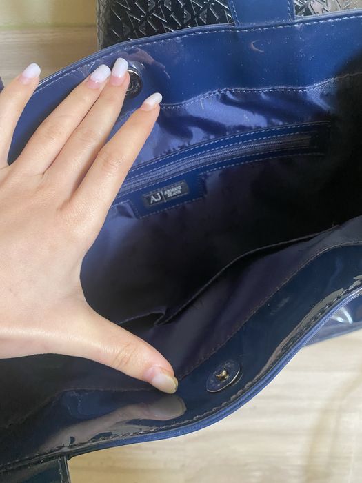 Geantă Armani Jeans bleumarin lucios – modernă & practică
