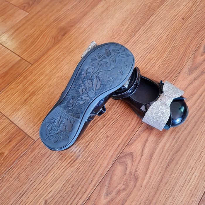 Balerini din piele lacuita cu funda argintie si bareta 29