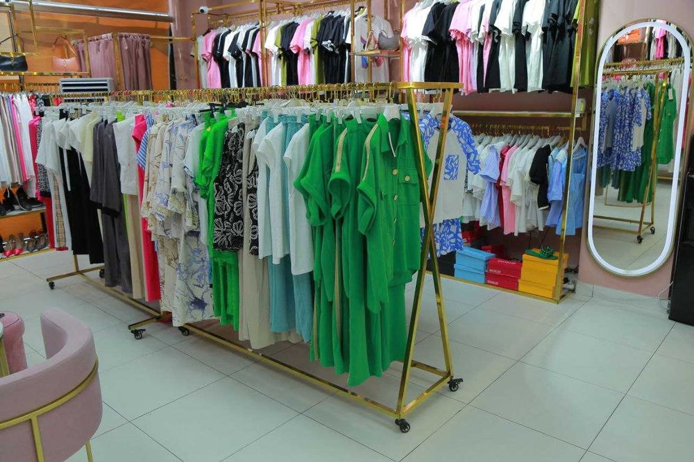 Kiyim do'konlari uchun zamonaviy Nerjaveyka veshalkalar