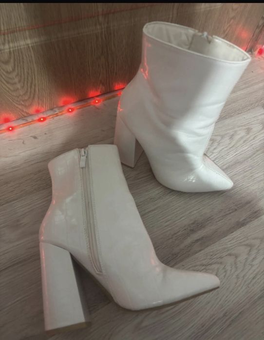 Cizme albe ,in stare buna