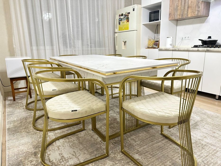 Продаётся обеденный комплект: стол + 8 стульев