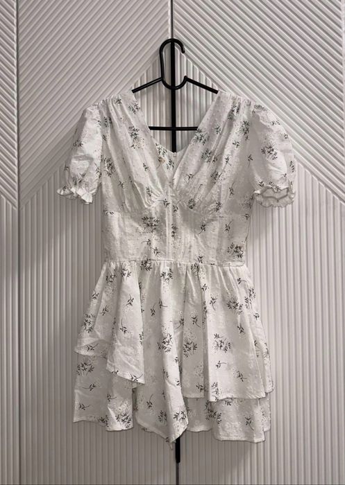 Короткое белое платье