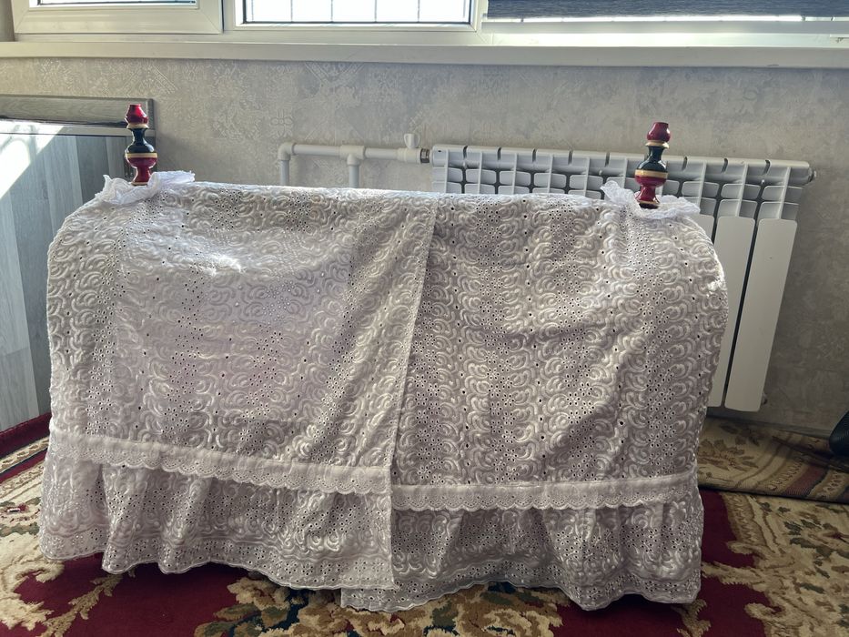 Beshik ichida matras korpacha yostigi bor.