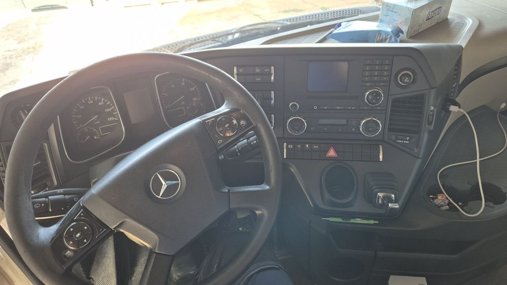 Camion Mercedes Actros cu macara Hiab
