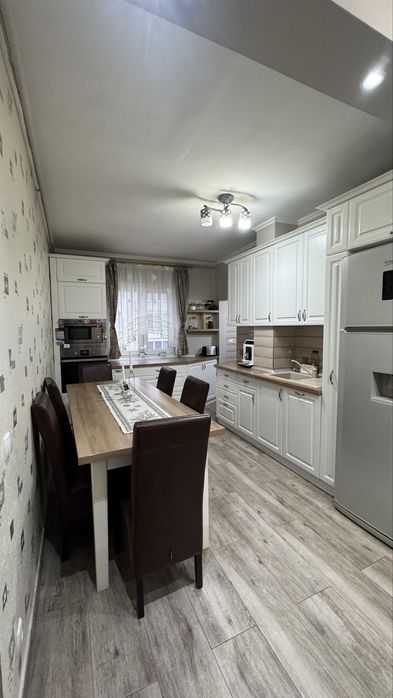 Apartament 3 camere, etaj 2, strada Eroilor