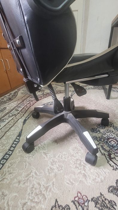 Игровое кресло, компьютерное для геймеров и для любителей на колесиках