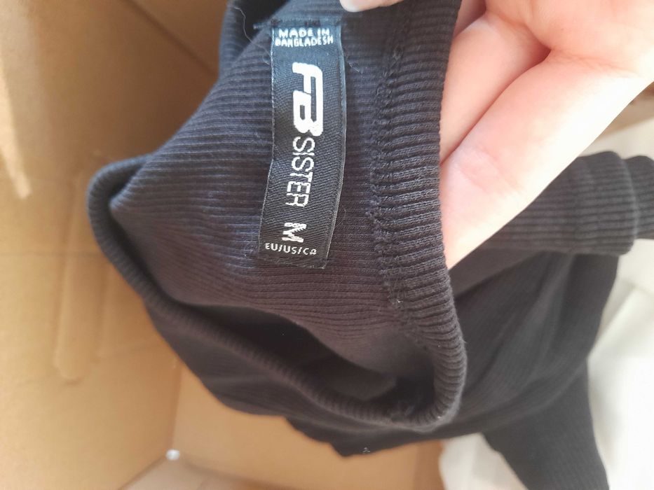 Къса черна рокля по тялото