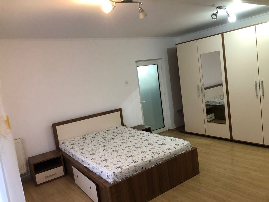 Închiriez Apartament cu 4 camere și curte