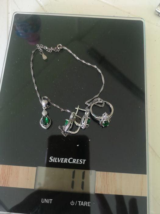 Сребърен комплект с изящни залени камъни