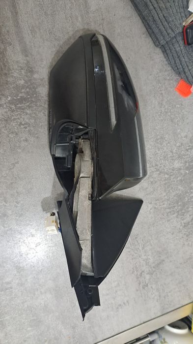 Боковое зеркало.