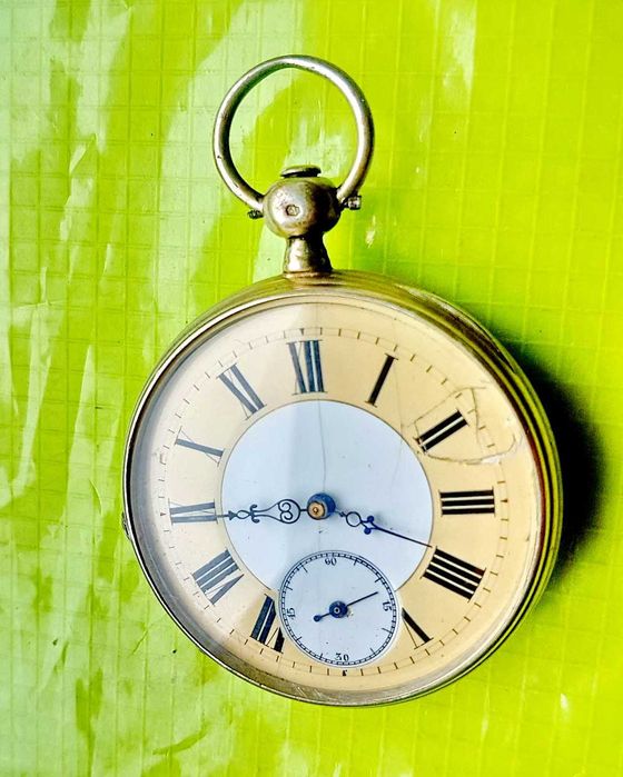 D447-Ceas buzunar argint vechi anii 1850 gravat functional stare buna cadran litere romane putin fisurat. Diametrul 4.5 cm. Ceasul nu este reglat.