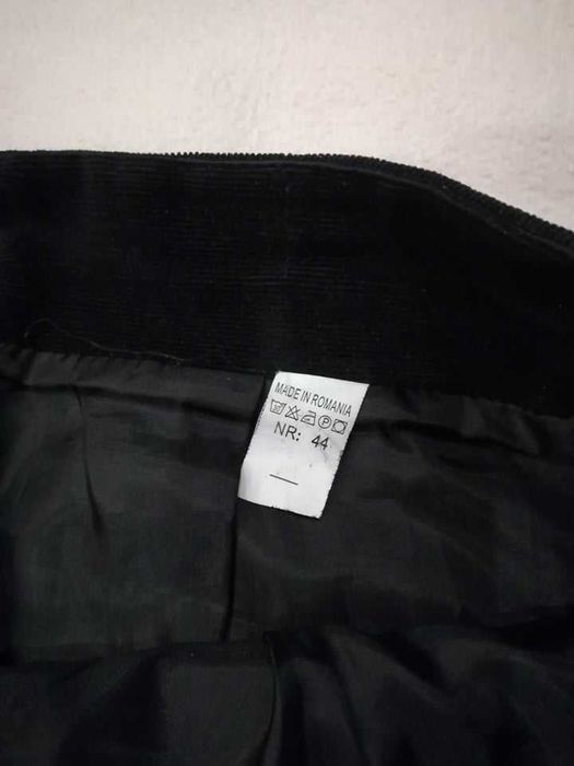 Vând fustă de velur neagră mărimea 44
