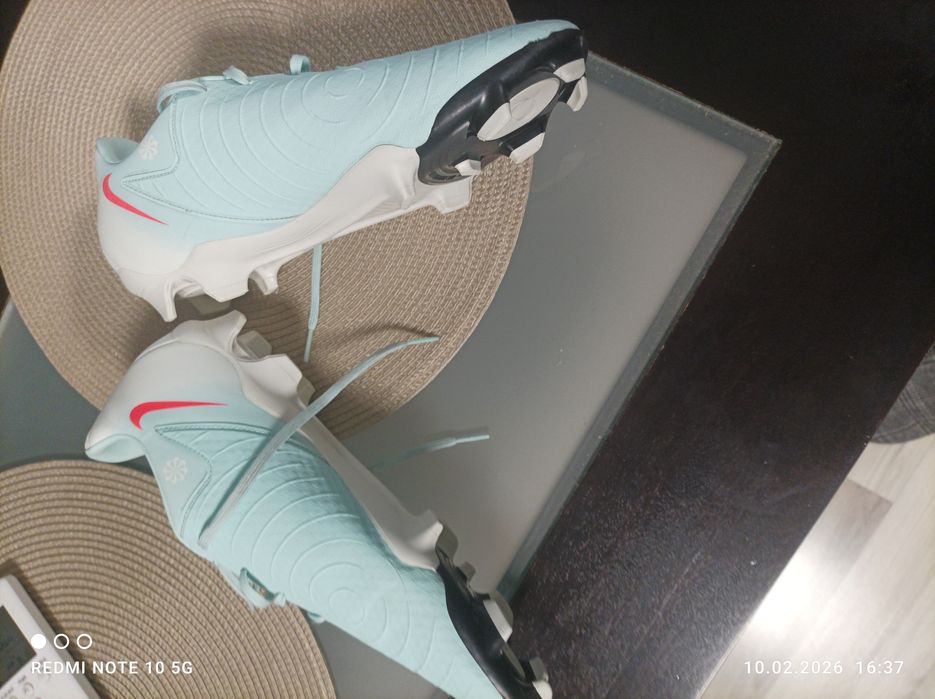 Продават се футболни обувки