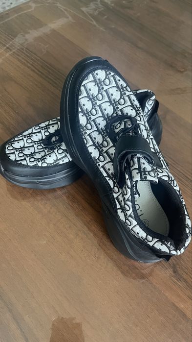 Кроссовки новые лето весна