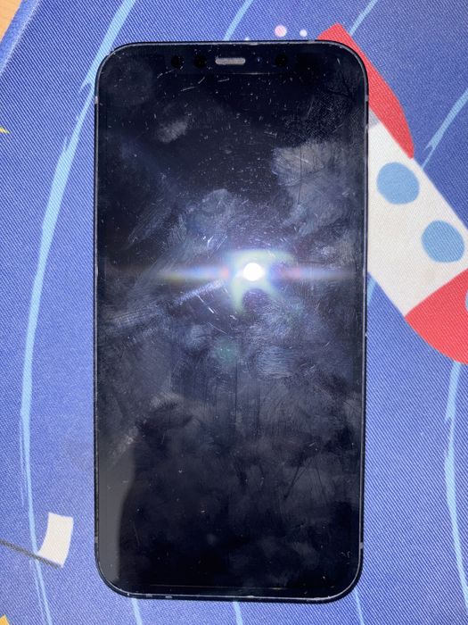 iPhone 12, cu spatele spart si da bootloop