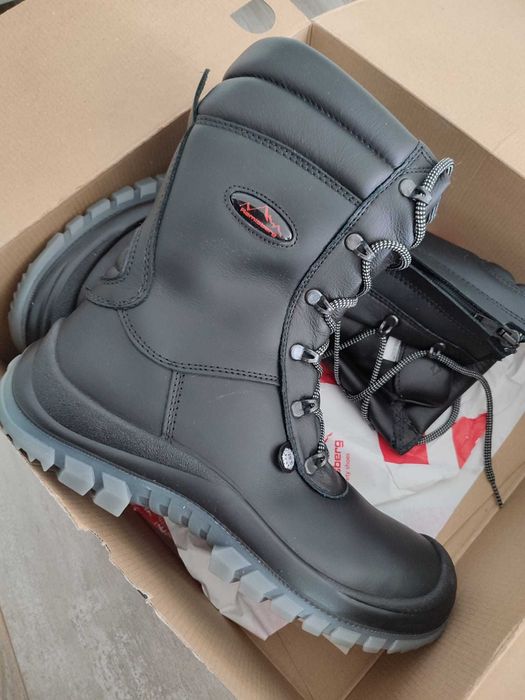 Bocanci noi , marimea 43