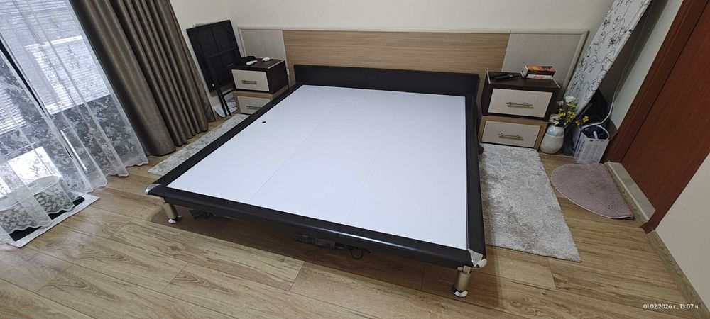 Италиански разтегателен диван от масивно дърво.