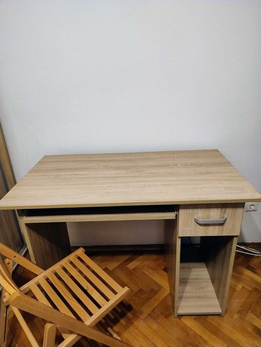 Vând birou din lemn