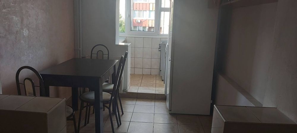 Dau in chirie apartament 3 camere in Rogerius