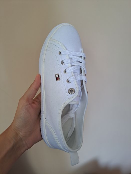 Бели кецове Tommy Hilfiger