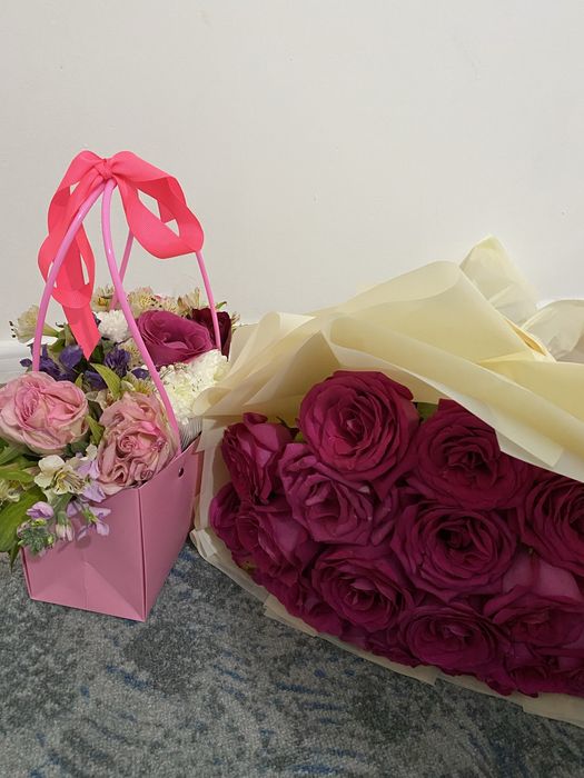 Букетик и с коробки цветы