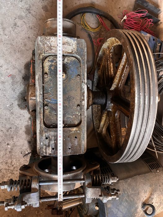 Motor cu reductor, troliu și suport pentru lift 4 kW – 2 seturi disponibile