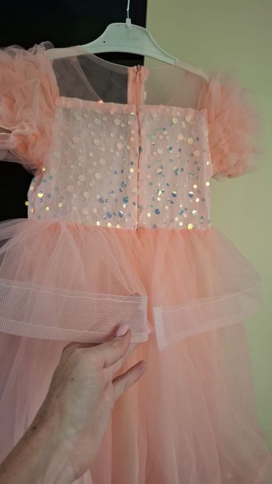 Красивое нарядное платье с пайетками