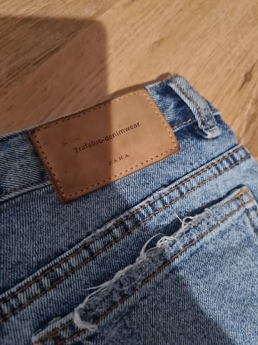 Pantaloni scurți Zara