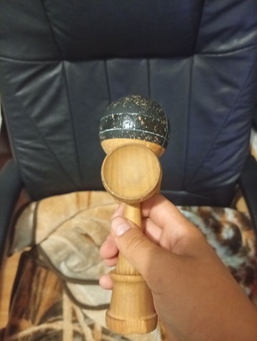 Vând kendama karo
