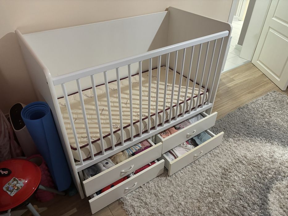 Детска кошара със скрин и повиеалник. Произведена в България