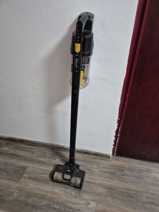 Aspirator vertical Shark pe acumulator