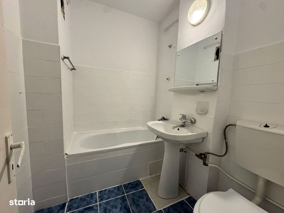 Bacău, apartament cu 3 camere, etaj 2/4, cu centrala, semicentral — fotografia 3