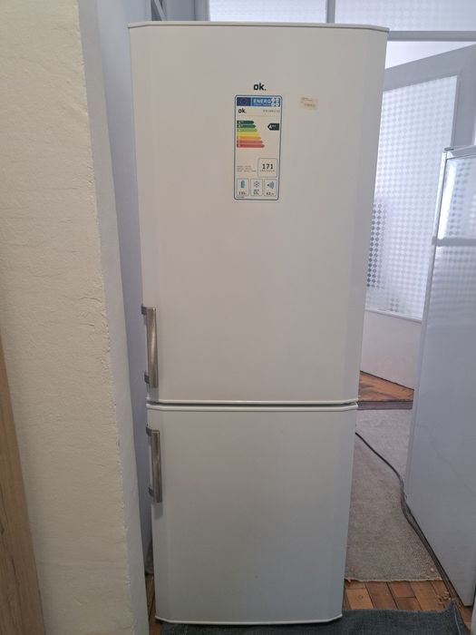 Frigider marca   OK   adus din Austria nou folosit 6 luni. Il vand pt ca am nevoie de unil mai mare clasa   A ++ consuma foarte putin.