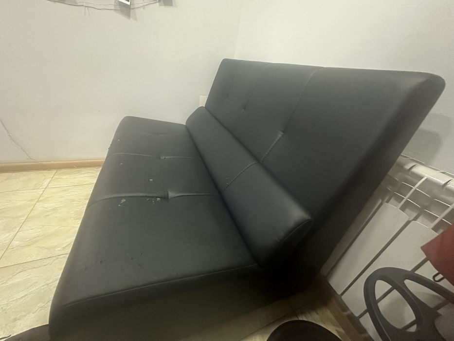 Кожанный диван, черный.