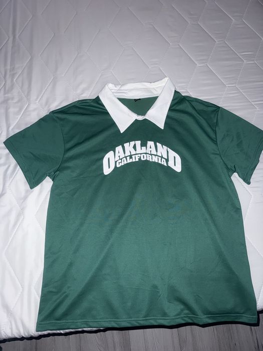 Tricou verde cu design modern