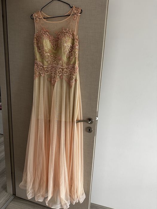 Rochii lungi de eveniment realizate pe comandă