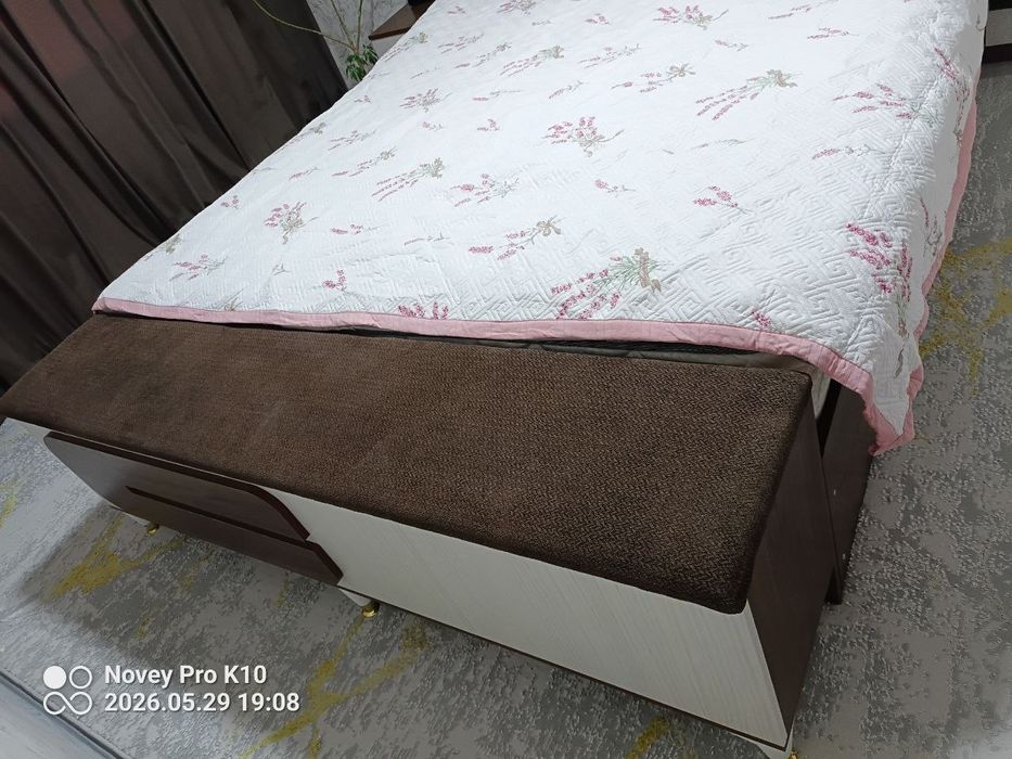 Продам спальнинный кровать и в комплекте две тумбы, сафо