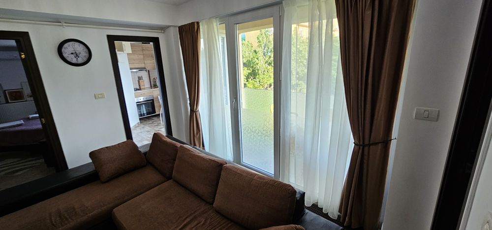 Vând Apartament  trei camere două băi trei balcoane parcare 76 utili