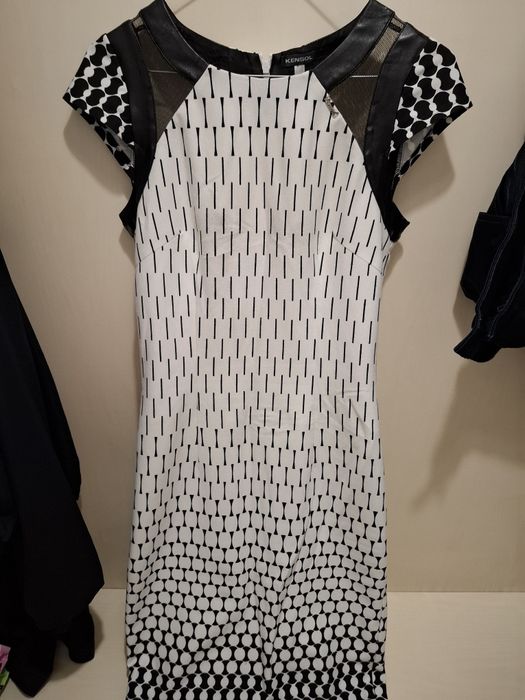 Продавам запазени рокли и костюми