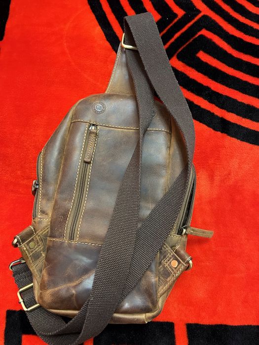 Borsetă piele naturală.