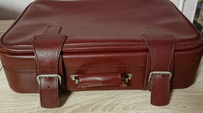 Чемоданы кожаные
