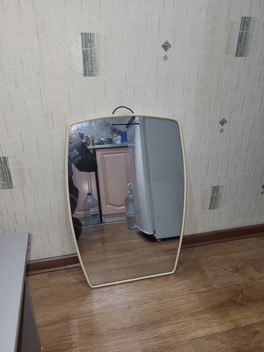 Продам настенное зеркало