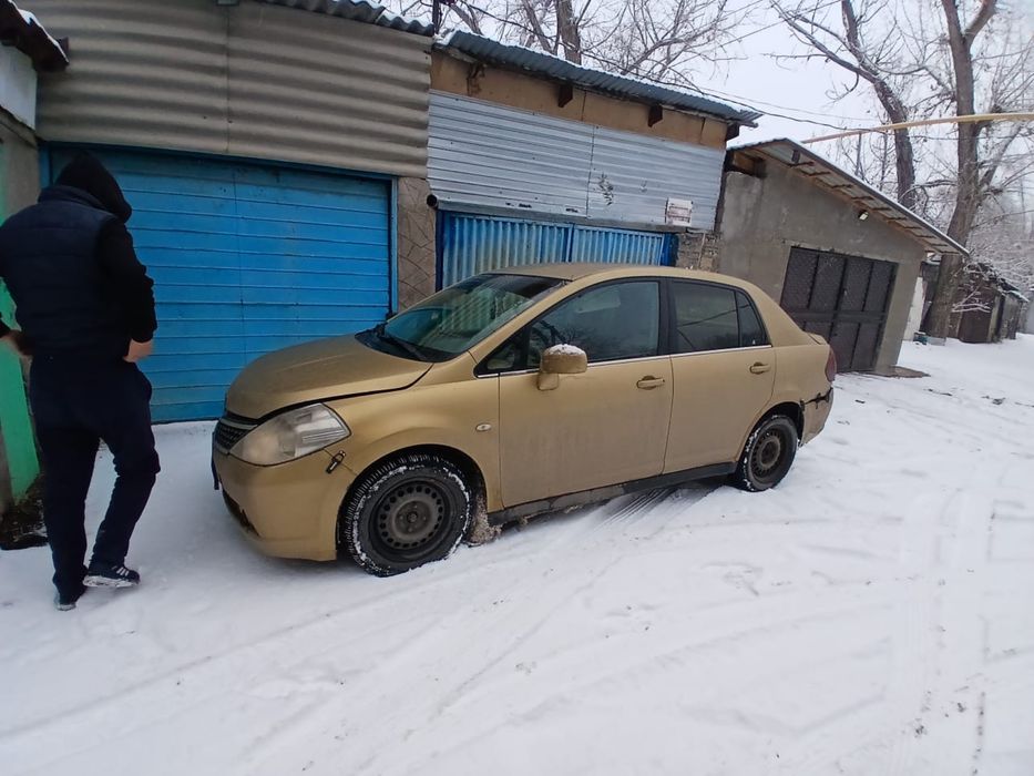 Nissan tida  машина