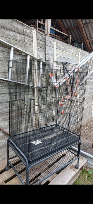 Voliera mare pentru păsări exotice