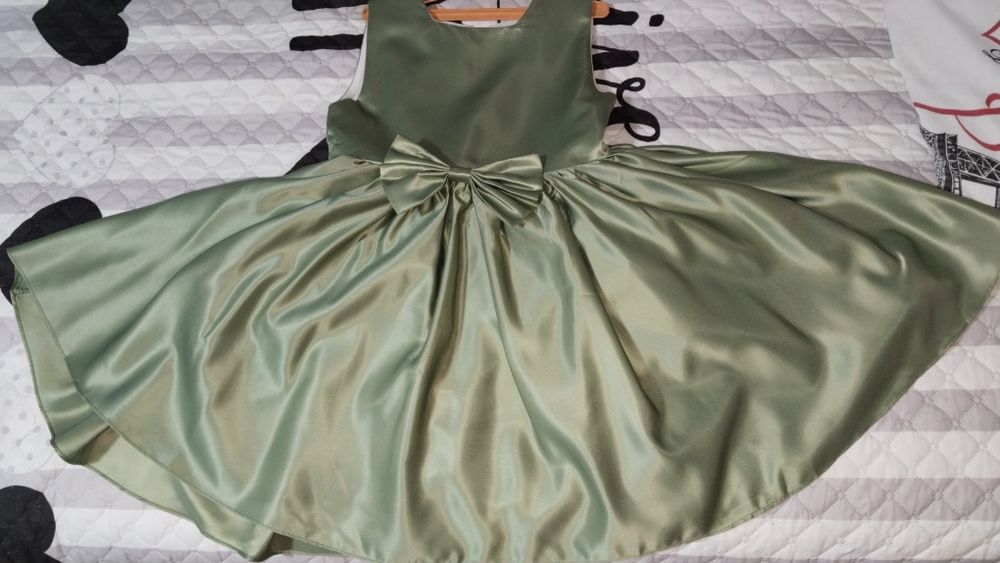 Продам платье на девочку 8-9 лет