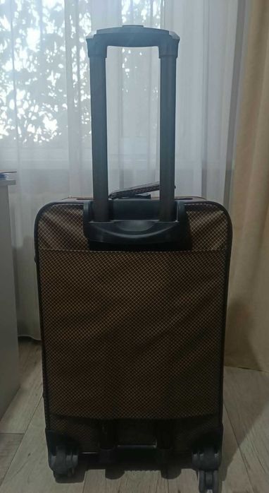 Чемодан на колесиках
