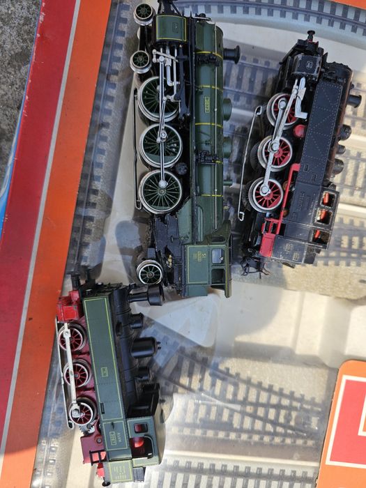 3 броя Локомотив с вагони и релси