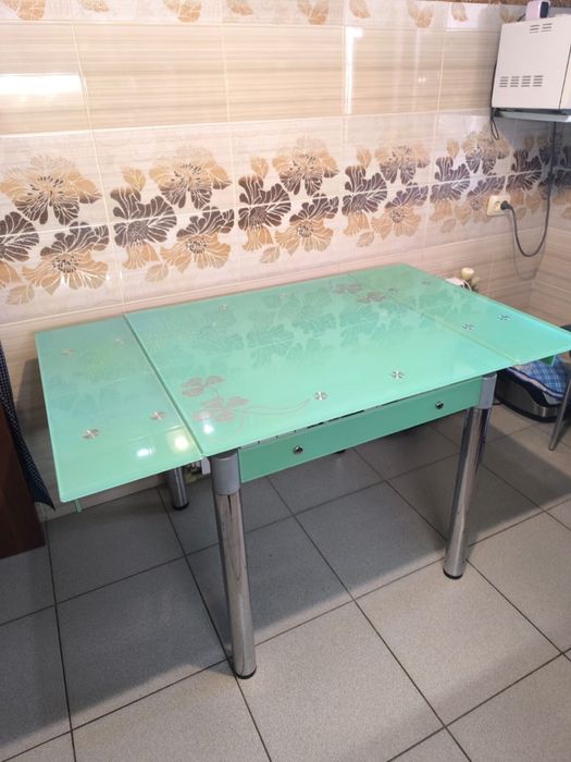 Продам кухонный стол