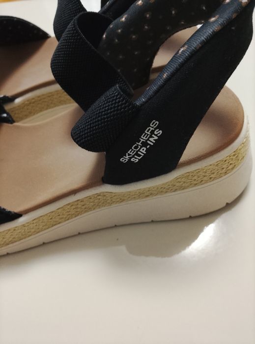 Vând sandale skechers