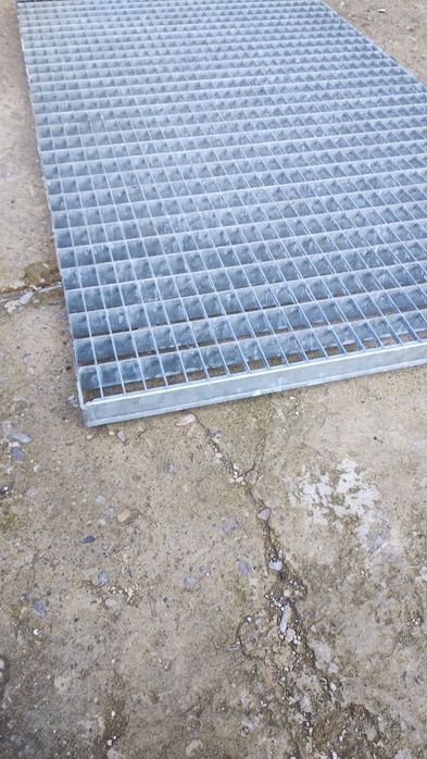 Trepte zincate pentru scări metalice grătare și rigole pentru trafic